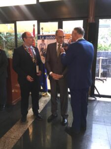 Imposición del pin rotario a Jorge Esbry.
