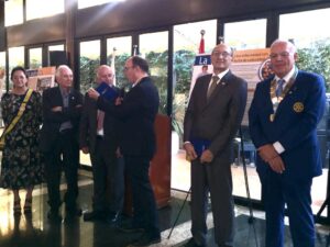 Entrega de agenda rotaria a José Luis Martínez.